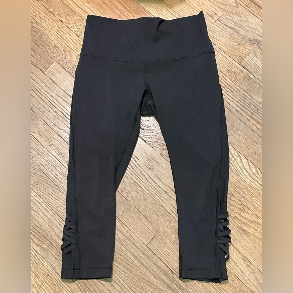 Women’s Lululemon size 6 cropped mesh legging